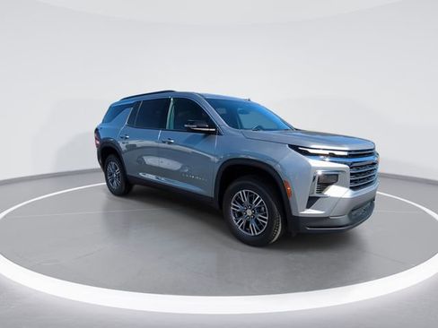 Used 2025 Chevrolet Traverse LT FWD image 2
