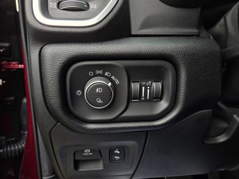 Used 2019 RAM 1500 Laramie AWD/4WD image 13
