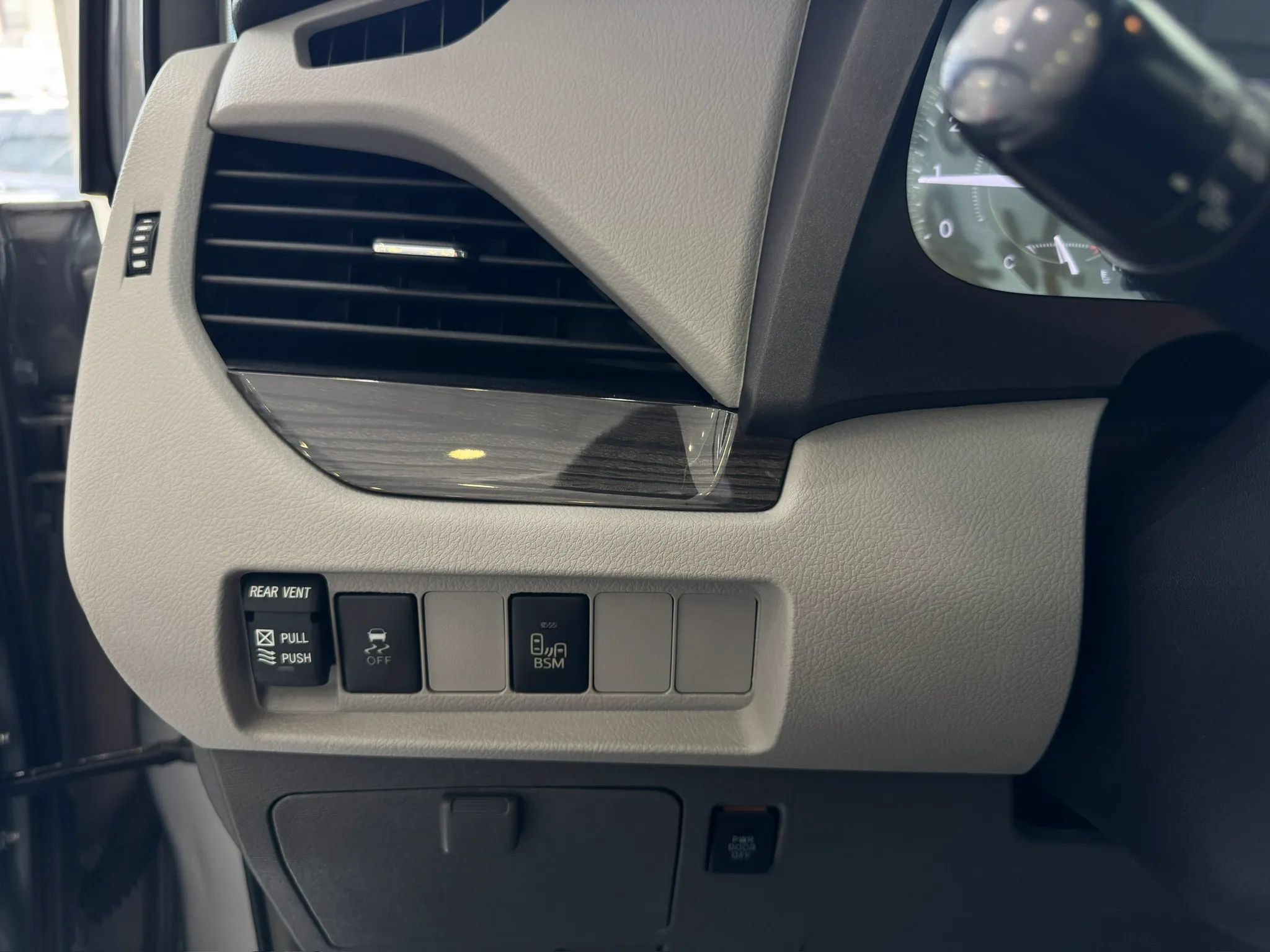 Used 2016 Toyota Sienna XLE FWD image 14
