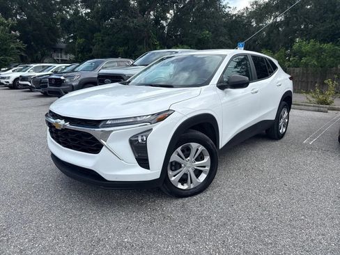 Used 2025 Chevrolet Trax LS FWD image 2