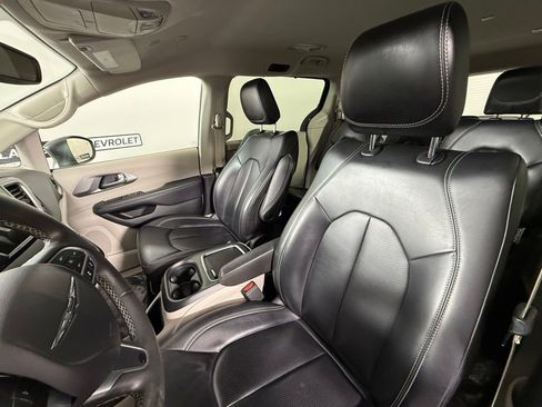 Used 2023 Chrysler Pacifica Touring-L FWD image 28