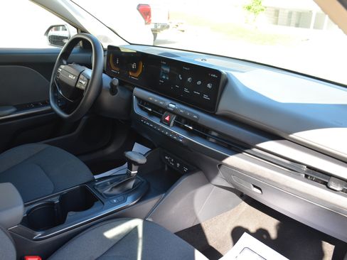 Used 2025 Kia K4 FWD image 28