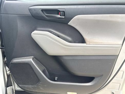 Used 2021 Toyota Highlander L FWD image 18