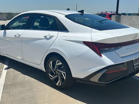 Used 2025 Hyundai Elantra Limited FWD image 11