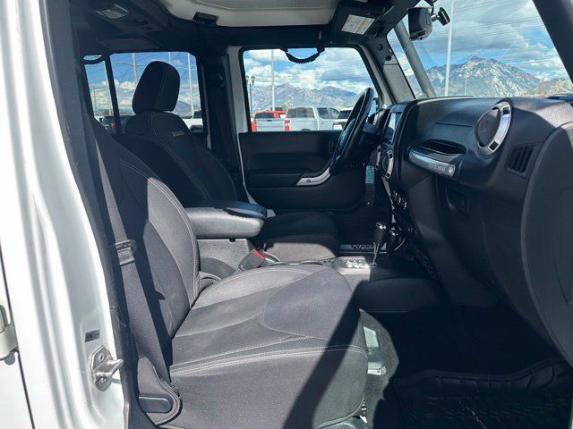 Used 2016 Jeep Wrangler Unlimited Sahara w/ Connectivity Group AWD/4WD image 30