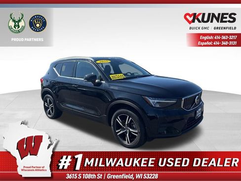 Used 2025 Volvo XC40 B5 Core AWD/4WD image 1