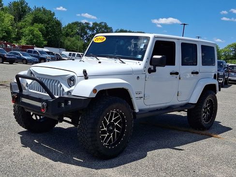Used 2018 Jeep Wrangler Unlimited Sahara w/ Connectivity Group AWD/4WD image 6