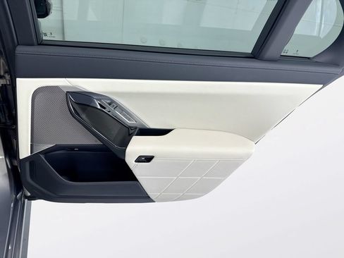 Used 2025 BMW i7 eDrive50 w/ M Sport Package RWD image 26
