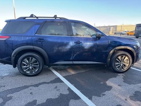 Used 2022 Nissan Pathfinder SV w/ SV Black Package image 5