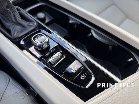 Used 2018 Volvo XC60 T6 Momentum w/ Convenience Package image 16