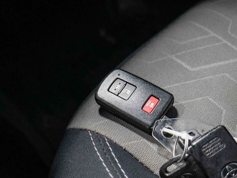 Certified 2020 Toyota Tacoma TRD Off-Road w/ Technology Package AWD/4WD image 29