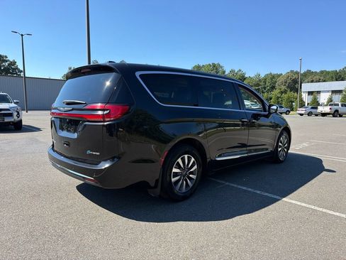 Used 2023 Chrysler Pacifica Limited FWD image 5