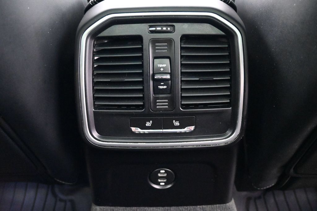 Certified 2024 Porsche Macan AWD/4WD image 8