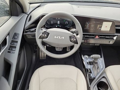 Used 2024 Kia Niro EX Touring image 7