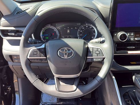 Used 2025 Toyota Highlander XLE AWD/4WD image 7