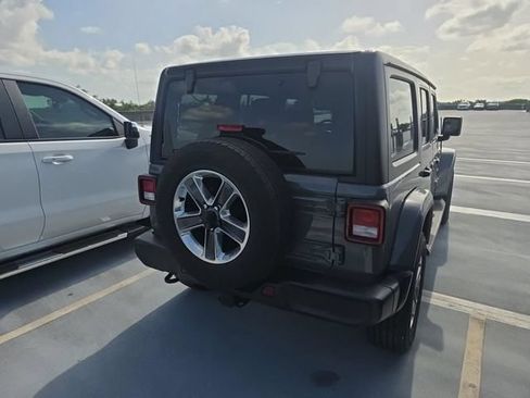 Used 2022 Jeep Wrangler Unlimited Sahara AWD/4WD image 3