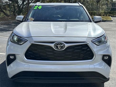Used 2024 Toyota Highlander XLE image 8