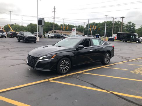 Used 2023 Nissan Altima 2.5 SV w/ SV Premium Package AWD/4WD image 4