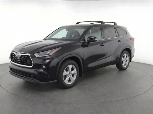 Used 2023 Toyota Highlander LE AWD/4WD image 2