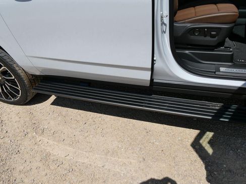 New 2026 Chevrolet Suburban High Country AWD/4WD image 9