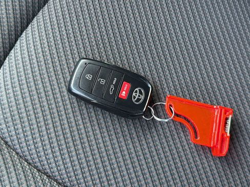 Used 2024 Toyota Highlander LE image 29