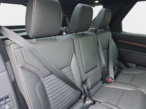 New 2025 Land Rover Discovery Dynamic SE image 12