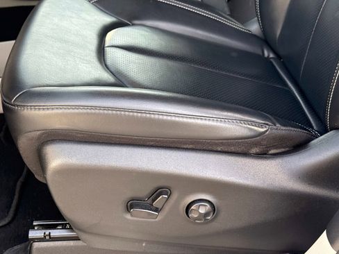 Used 2023 Chrysler Pacifica Touring-L FWD image 22