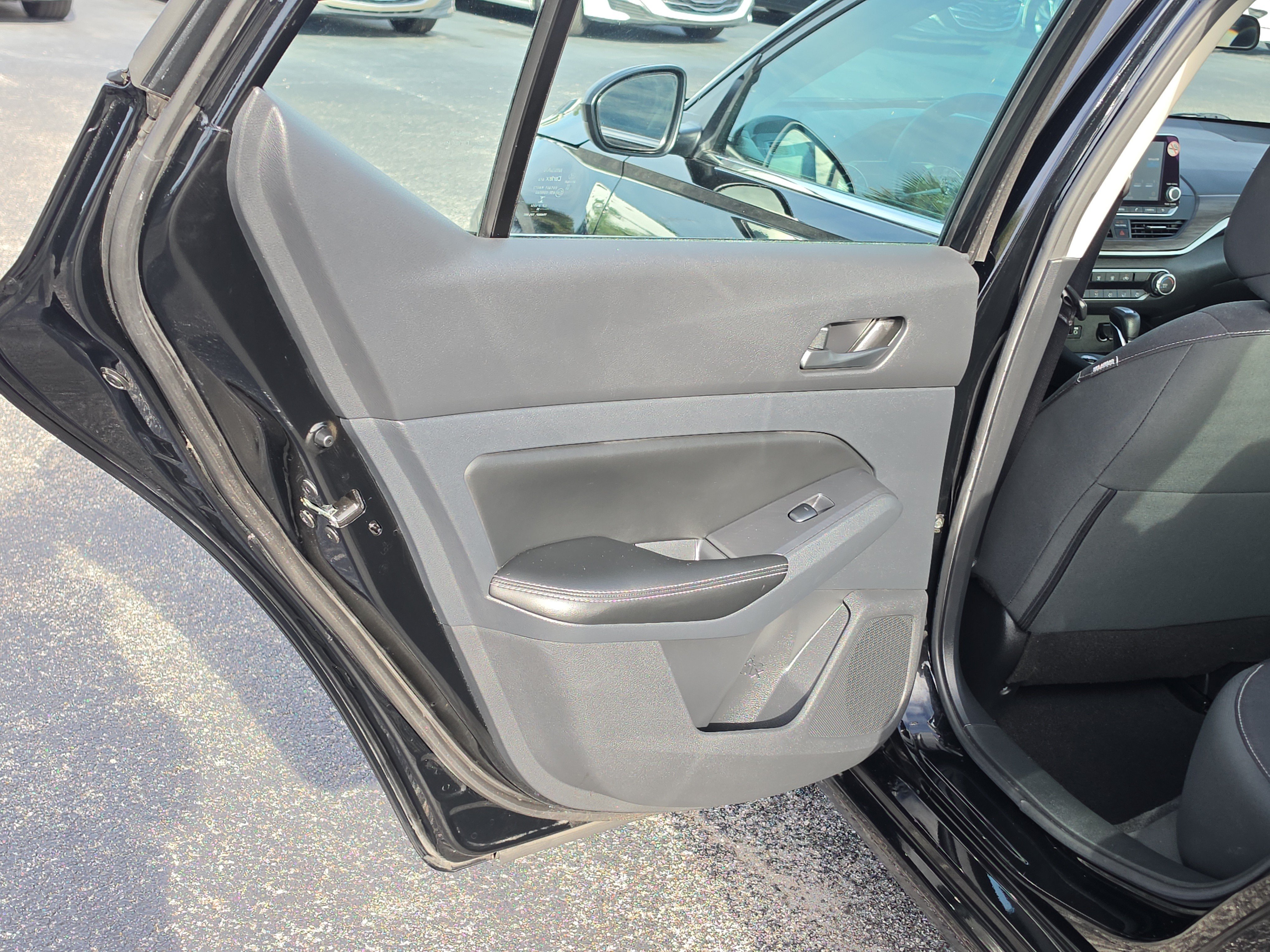 Used 2025 Nissan Altima 2.5 SV FWD image 12