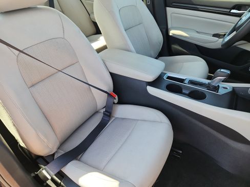 Used 2025 Nissan Altima 2.5 SV FWD image 14