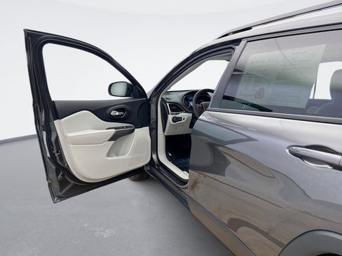 Used 2022 Jeep Cherokee Limited AWD/4WD image 9