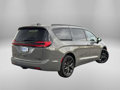Used 2025 Chrysler Pacifica Limited w/ Uconnect Theater Family Group