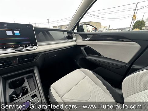 Used 2025 Volkswagen Tiguan SE AWD/4WD image 43