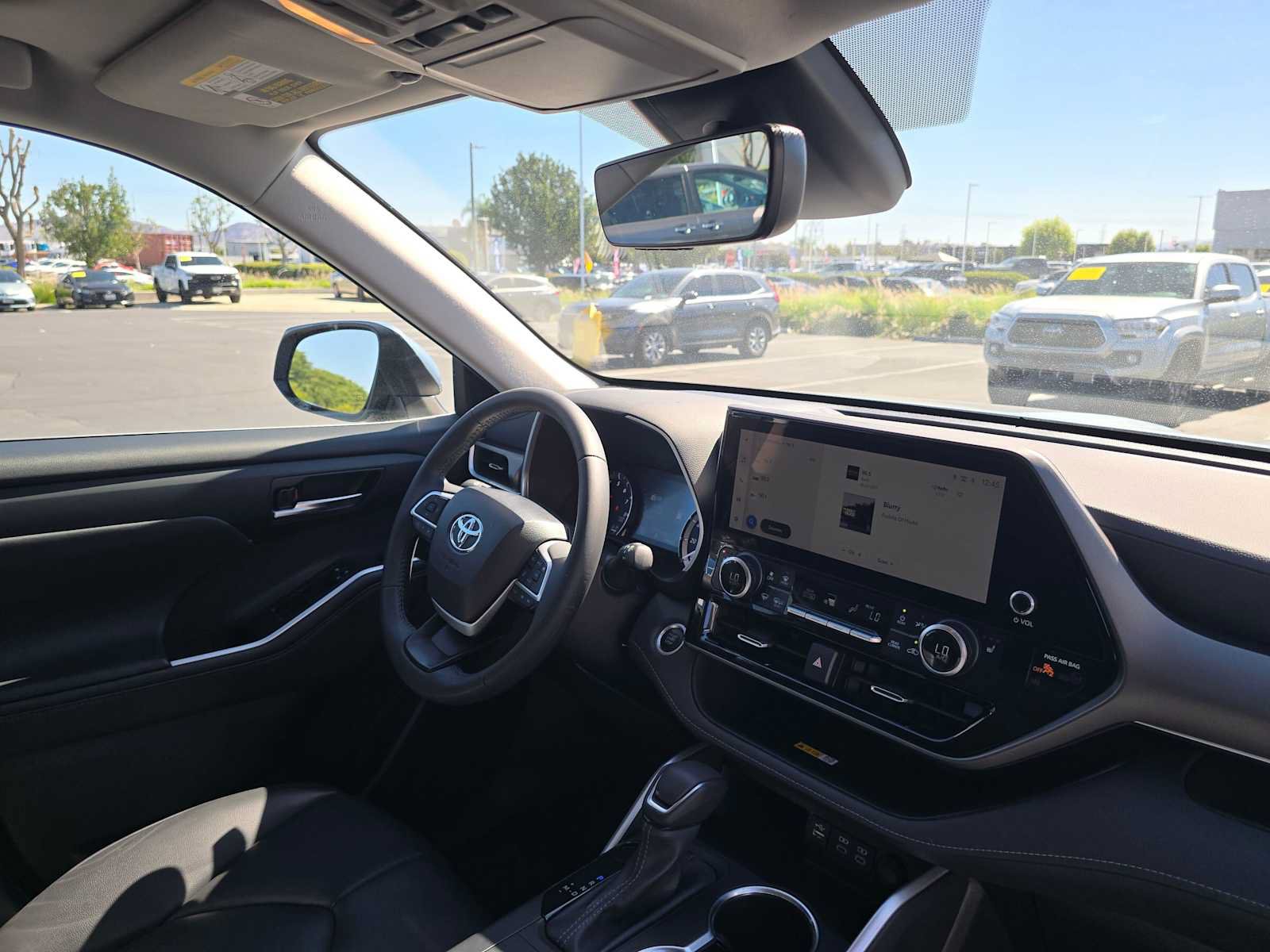 Used 2024 Toyota Highlander XLE FWD image 11