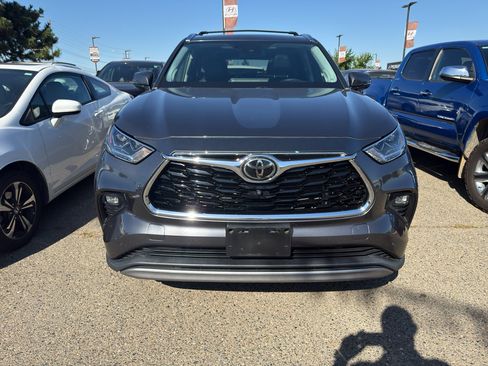 Used 2021 Toyota Highlander Platinum AWD/4WD image 2