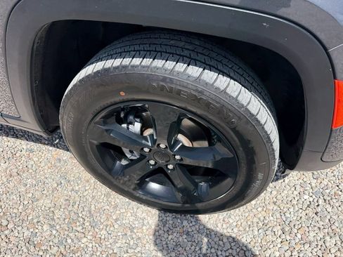 Used 2023 Jeep Grand Cherokee Altitude AWD/4WD image 33