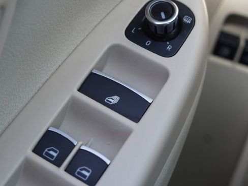 Used 2012 Volkswagen Eos Lux FWD image 37