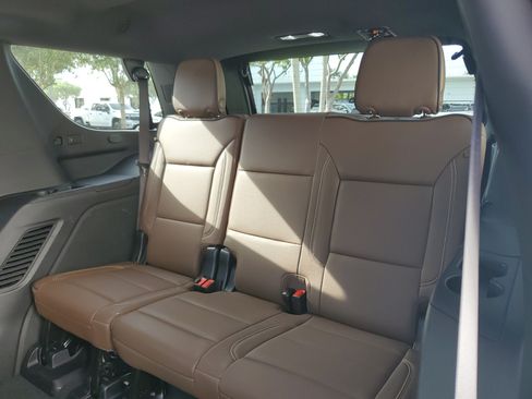 Used 2025 Chevrolet Tahoe High Country RWD image 11