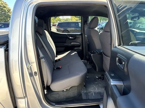 Used 2018 Toyota Tacoma TRD Sport w/ Technology Package AWD/4WD image 10