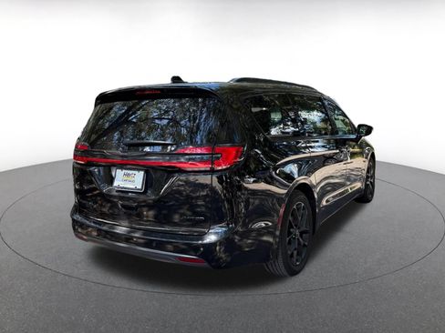 Used 2025 Chrysler Pacifica Limited FWD image 7