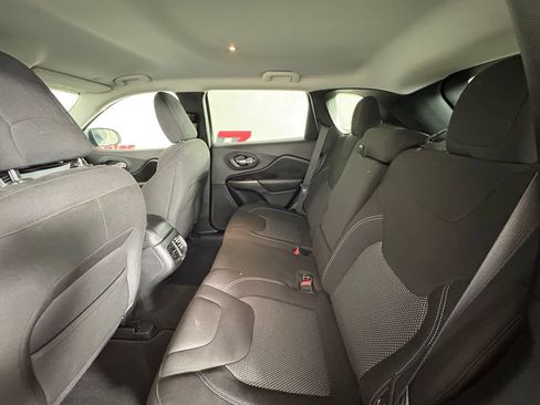 Used 2020 Jeep Cherokee Latitude FWD image 39