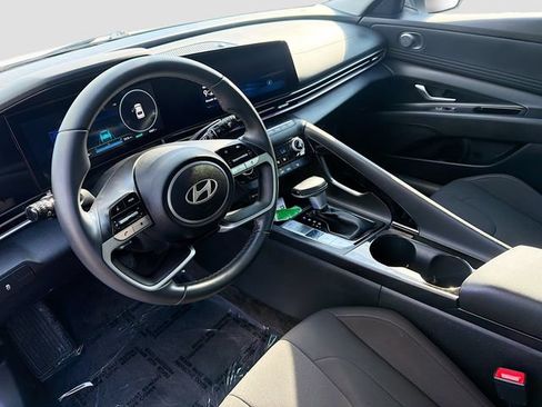 Certified 2025 Hyundai Elantra SEL FWD image 9
