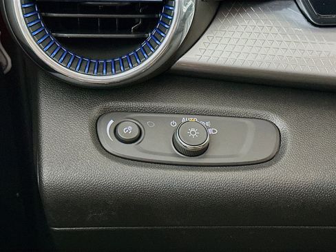 Used 2025 Chevrolet Trax LT w/ LT Convenience Package image 16