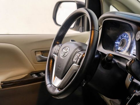 Used 2016 Toyota Sienna XLE w/ XLE Navigation Package FWD image 19