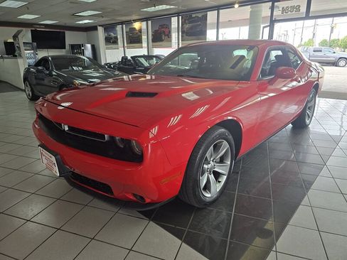 Used 2015 Dodge Challenger SXT RWD image 1