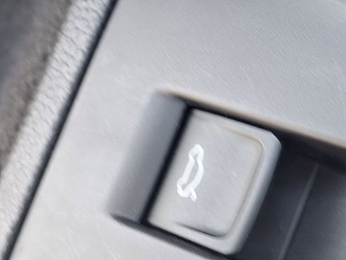 Used 2024 Volkswagen Tiguan SE image 33