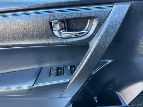 Used 2018 Toyota Corolla SE FWD image 11