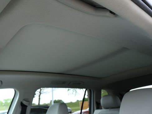 Used 2021 Volkswagen Tiguan SE image 28