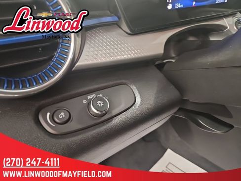 Used 2025 Chevrolet Trax LT FWD image 17