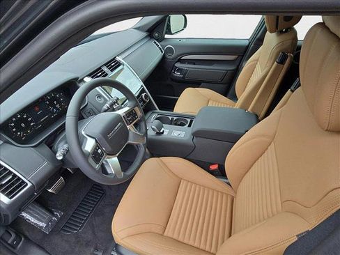 New 2025 Land Rover Discovery Dynamic SE image 18