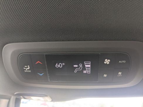 Used 2023 Chrysler Pacifica Limited w/ S Appearance Package image 17